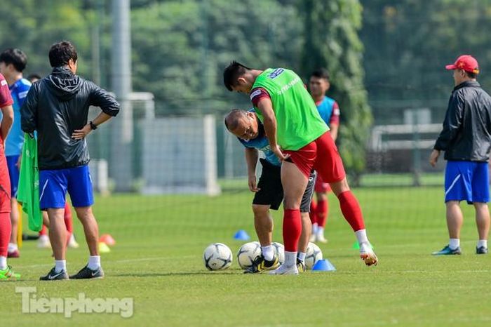  Ông thầy người Hàn Quốc kiểm tra chấn thương của tiền đạo Hà Minh Tuấn.