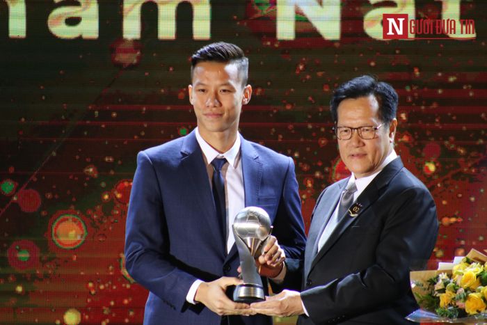 Trung vệ đội trưởng của ĐTQG Việt Nam Quế Ngọc Hải lên nhân danh hiệu ĐTQG xuất sắc nhất năm.