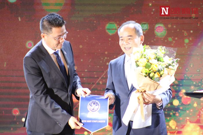 Chủ tịch VFF Lê Khánh Hải nhận cờ lưu niệm