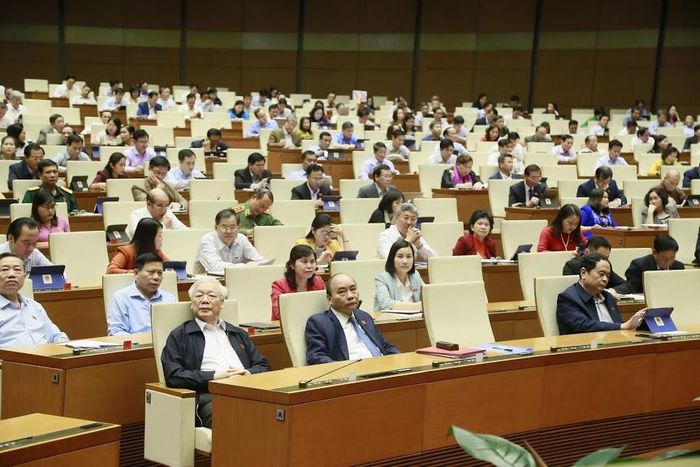 Tổng bí thư, Chủ tịch nước Nguyễn Phú Trọng tham dự phiên chất vấn chiều 8/11. Ông ngồi cạnh Thủ tướng Nguyễn Xuân Phúc nghe Bộ trưởng Nguyễn Mạnh Hùng trả lời chất vấn - Ảnh: Quang Phúc.