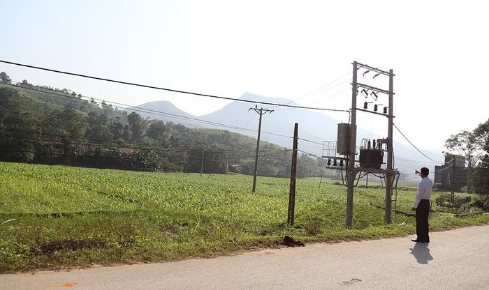 Trên địa bàn xã có 20 km đường dây cao thế và 35 km đường dây hạ thế, có 5 trạm biến áp với tổng công suất là 575KVA. 
