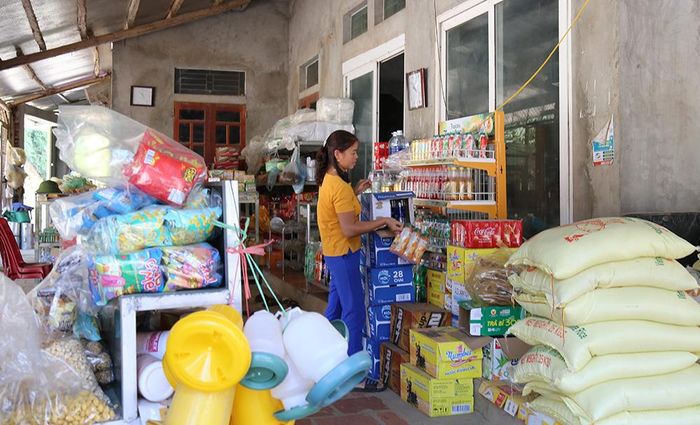 Chợ trung tâm xã nằm trên địa bàn khu dân cư đã tạo điều kiện cho các hộ dân giao lưu hàng hóa, phát triển kinh tế.