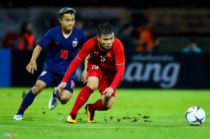 Chanathip (số 10) và Quang Hải từng đối đầu trực tiếp tại Vòng loại World Cup 2022 hồi tháng 9 ở Thái Lan. Ảnh: Minh Chiến.