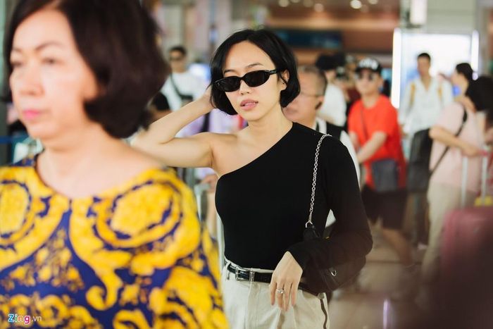 Diệu Nhi "đụng hàng" với Phạm Quỳnh Anh. Tuy nhiên, cô kết hợp áo đen lệch vai với quần tạo phong cách trẻ trung, năng động hơn. Theo nguồn tin thân cận của cặp đôi, 1.000 nhân sự được huy động để chuẩn bị cho lễ cưới. Bên cạnh đó, 6 xe tải 10 tấn được sử dụng để chở các thiết bị âm thanh, ánh sáng... Hai máy bay chuyên dụng để đưa hàng trăm khách mời từ TP.HCM tới Phú Quốc.