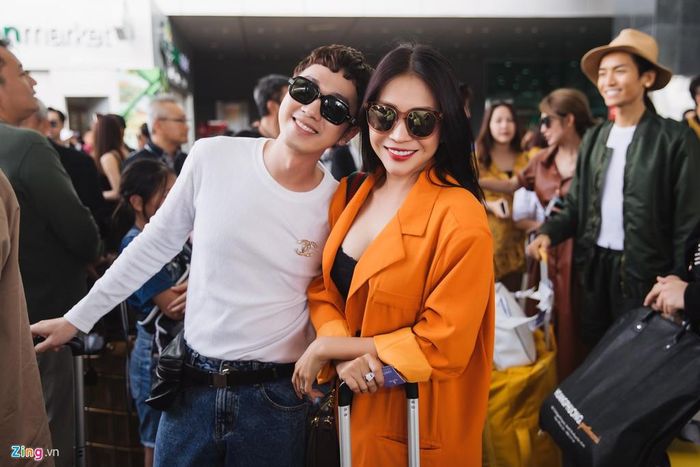 Khả Như mặc áo cúp ngực khoe vòng một gợi cảm. Sau lễ cưới diễn ra lúc 17h30 ngày 9/11, Đông Nhi, Ông Cao Thắng và dàn khách mời có một buổi tiệc với những tiết mục âm nhạc đặc biệt. 