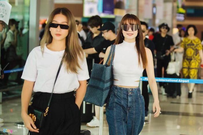 Minh Hằng mặc trang phục crop quyến rũ. Chuyến đi còn có Khả Ngân. Cô chọn trang phục đơn giản hơn đàn chị Minh Hằng.