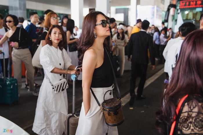 Phạm Quỳnh Anh cho biết cô chính là người giới thiệu Đông Nhi và Ông Cao Thắng với nhau. Người "mai mối" cho cặp đôi xuất hiện với trang phục lệch vai vừa trẻ trung vừa quyến rũ.