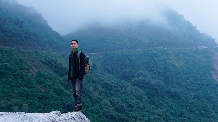 Chia sẻ với Zing.vn, phượt thủ Hoàng Hiệp bày tỏ: "Tại đây, du khách vây quanh đèo rất đông và dường như nó đã thành điểm dừng chân cho khách du lịch mỗi khi ghé thăm Hòa Bình. Cung đường nằm ngay trên trục đường chính, không quá khó đi nhưng vào mùa lạnh sương giăng kín khiến tầm nhìn hạn chế, nên các bạn chinh phục đèo phải đặc biệt cẩn thận". Ảnh: Hoàng Hiệp.