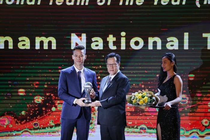 Phó Chủ tịch AFF Lim Kia Tong trao giải "Đội tuyển của năm" cho Đội trưởng Đội tuyển Việt Nam Quế Ngọc Hải. Ảnh: VFF