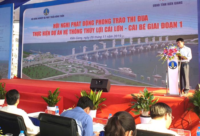Ông Lê Hồng Linh, Giám đốc Ban Quản lý dự án Thủy lợi 10 báo cáo tóm tắt quá trình thực hiện dự án. Ảnh: HÀM LUÔNG