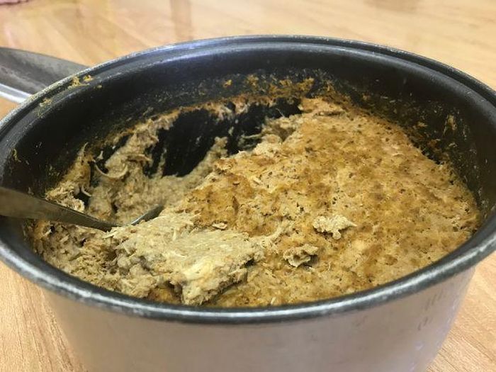 Một nồi pate 3kg tự nấu từ gan gà, thịt gà, bột dinh dưỡng, yến mạch, bí đỏ, móng giò lấy nước hết 150 nghìn đồng. Nếu mua thì 75 nghìn đồng sẽ chỉ được 8 lạng.