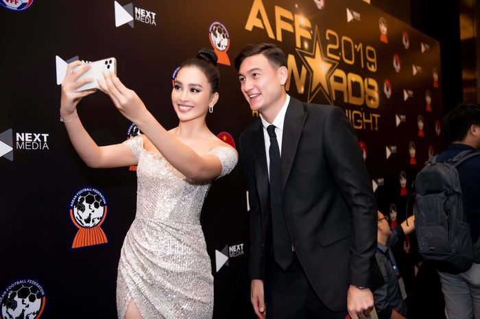 Tiểu Vy rạng rỡ khi chụp ảnh tự sướng bên cạnh thủ môn Đặng Văn Lâm. Sau buổi lễ, cô chia sẻ trên trang cá nhân bức hình chụp cùng nam thủ môn cùng dòng trạng thái: "Chúc mừng anh Đặng Văn Lâm đã lọt vào đội hình tiêu biểu Đông Nam Á 2019. Quá xứng đáng. Hồi hộp quá, đi về rồi mới dám đăng".