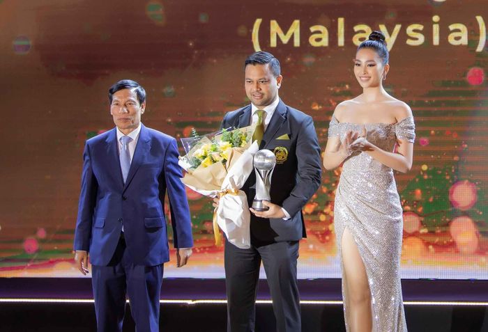 Hoa hậu Tiểu Vy đại diện trao Giải thưởng bàn thắng đẹp nhất AFF Cup 2018 cho Syami Safari với cú sút xa đẳng cấp trong trận đấu giữa Malaysia và Thái Lan.