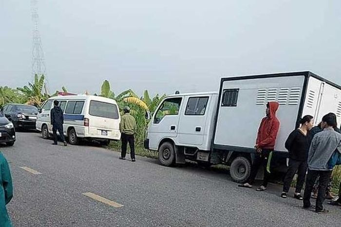 Xe của lực lượng chức năng đến hiện trường làm nhiệm vụ 