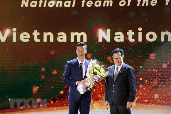 Quế Ngọc Hải thay mặt đội tuyển Việt Nam lên nhận giải Đội tuyển bóng đá nam của năm. (Ảnh: Trọng Đạt/TTXVN)