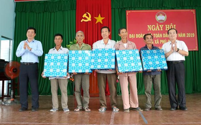 Ông Phạm Thiện Nghĩa – Phó Chủ tịch UBND tỉnh (bìa trái) và ông Võ Hoàng Cương – Phó Chủ tịch Ủy ban MTTQ Việt Nam tỉnh trao tặng quà cho các hộ gia đình tiêu biểu