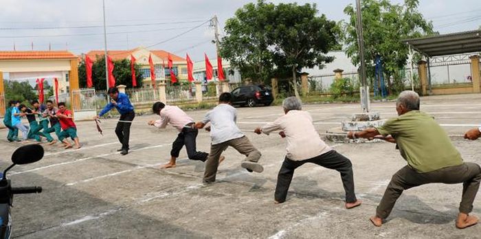 Người dân ấp A tham gia trò chơi kéo co tại ngày hội