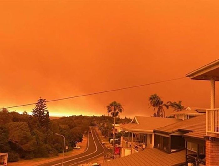  Bầu trời tại một thị trấn ở New South Wales chuyển màu đỏ cam vì khói bụi. "Tôi chưa từng thấy bầu trời đỏ như vậy trong suốt gần 20 năm qua", một người dân cho biết 