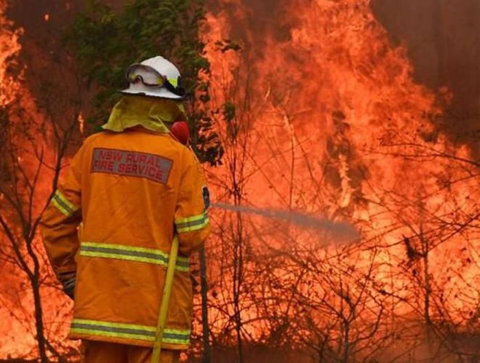  Theo Daily Mail, tính đến sáng 9-11, ít nhất 77 đám cháy rừng vẫn đang hoành hành tại Australia, trong đó có 42 đám cháy ngoài tầm kiểm soát. Điều đáng sợ là các đám cháy mạnh đến mức đã hình thành nên các đám mây lửa vốn không gây mưa nhưng có thể tạo ra sấm chớp 