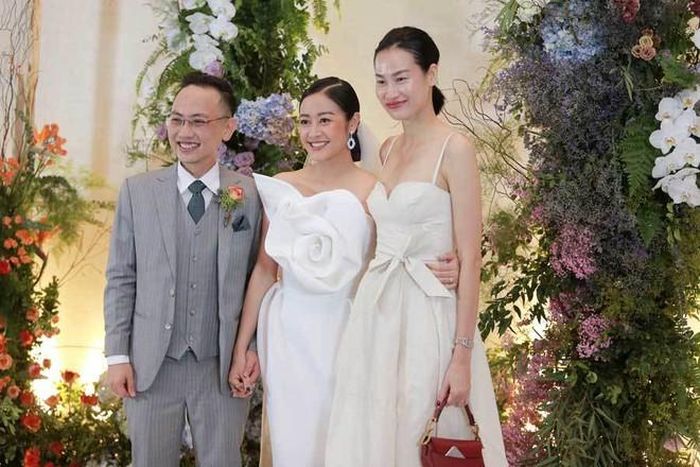 MC Phí Linh lên xe hoa hồi tháng 6. Trong ngày trọng đại, cô diện hai trang phục cưới, khi đón khách và một chiếc váy khác khi làm lễ. Đầm cưới phụ có thiết kế thanh lịch, nhẹ nhàng nhưng không nhàm chán. Điểm nhấn của bộ váy nằm ở bông hoa hồng cách điệu trước ngực.