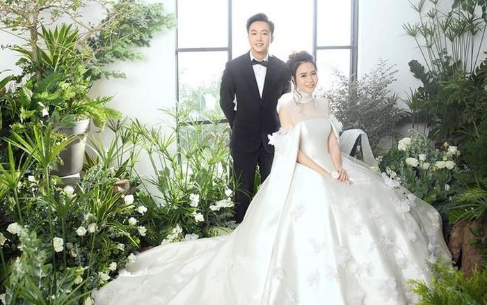 Cường Đô La và Đàm Thu Trang chính thức về một nhà hồi tháng 7 sau hai năm hẹn hò. Để chuẩn bị tốt nhất cho lễ cưới, cô dâu đã đặt may tổng 6 bộ váy tới từ nhiều nhà thiết kế và lựa chọn 3 bộ để diện trong ngày cưới. Trong đó, bộ đầm chính do NTK Trần Hùng sáng tạo với phom dáng kín đáo cùng điểm nhấn đến từ chiếc nơ cổ. Thân váy được đính kết hoa tulip - loài hoa yêu thích của Cường Đô La.