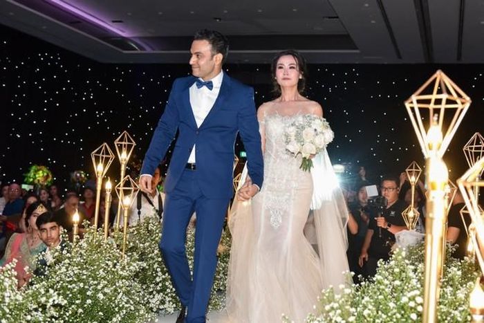 Trong lễ cưới, Võ Hạ Trâm diện bộ đầm tinh xảo, được lấy cảm hứng từ những áng mây mùa hạ. Nhằm tạo nên cảm giác mềm mại như tơ, bộ váy đã sử dụng chất liệu vải tulle và voan Pháp, đính kết cùng những hạt đá pha lê swarovski. Các nghệ nhân đã dành hơn 600 giờ để thêu và làm thủ công. Giá trị bộ váy khoảng 800 triệu đồng.