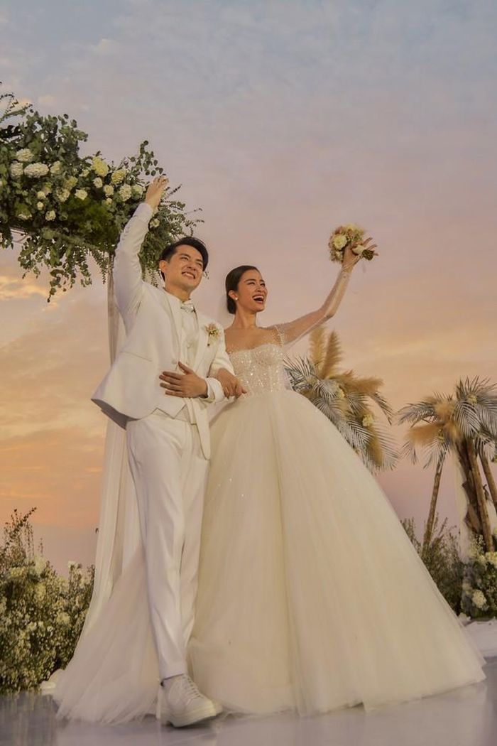 Ông Cao Thắng và Đông Nhi bắt đầu hẹn hò vào năm 2009. Giọng ca Bối rối chia sẻ cô và chồng chưa từng có ý định rời xa nhau. Sau một thập kỷ đồng hành, cặp đôi quyết định về chung nhà. 