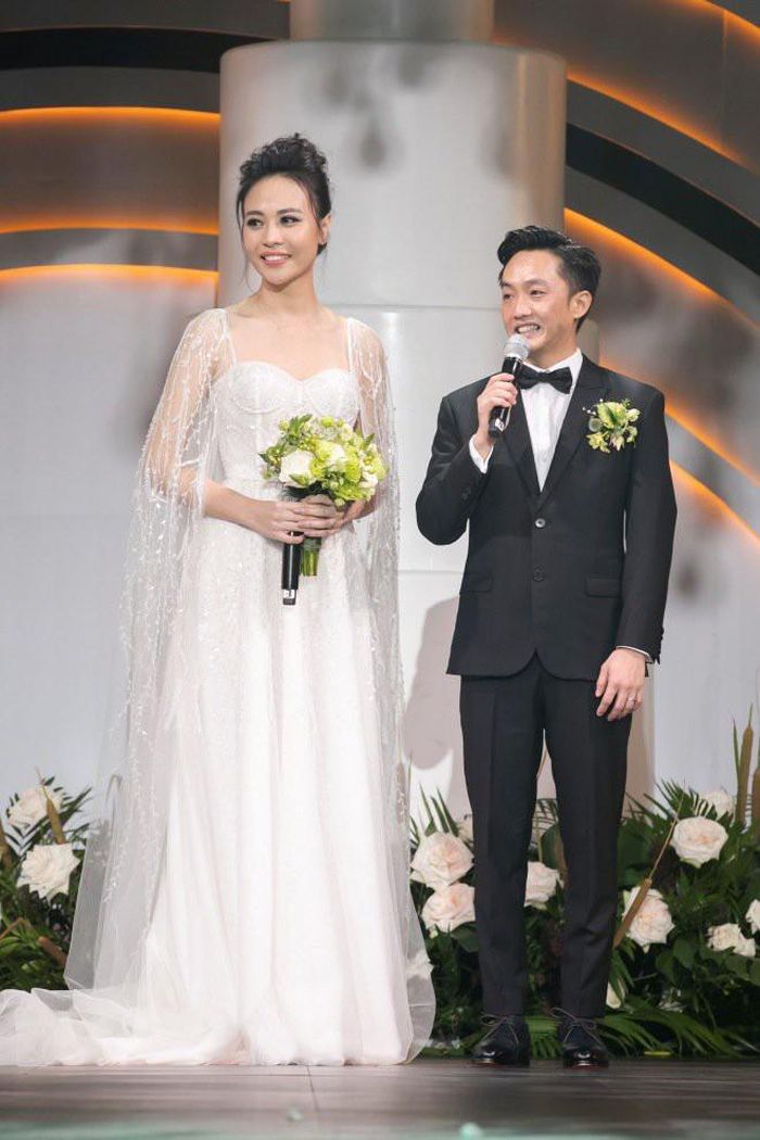 Theo chia sẻ, doanh nhân phố núi phải lòng vợ ngay lần gặp đầu ở một quán cà phê. Sau đó, Cường Đô La chủ động nhắn tin hỏi thăm và hẹn hò người đẹp. Trong quá trình hẹn hò, Đàm Thu Trang cũng cho thấy cô là một người dịu dàng, biết thấu hiểu. Đám cưới của cặp đôi diễn ra trong an ninh nghiêm ngặt để đảm bảo sự riêng tư.