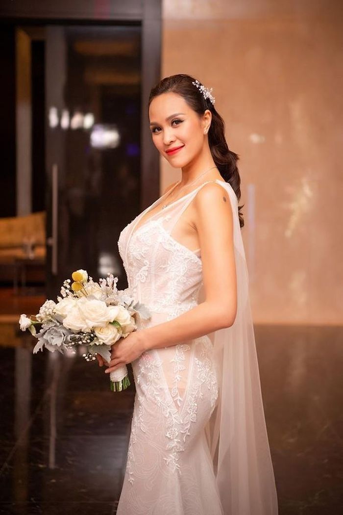 Cựu người mẫu Phương Mai cũng chọn năm 2019 để lên xe hoa. Cô sở hữu 3 mẫu váy cưới tới từ nhà thiết kế Lek Chi. Trong đó, bộ váy chính mất 520 giờ để hoàn thành, mang họa tiết đối xứng kết hợp hoa leo tạo điểm nhấn hút mắt.