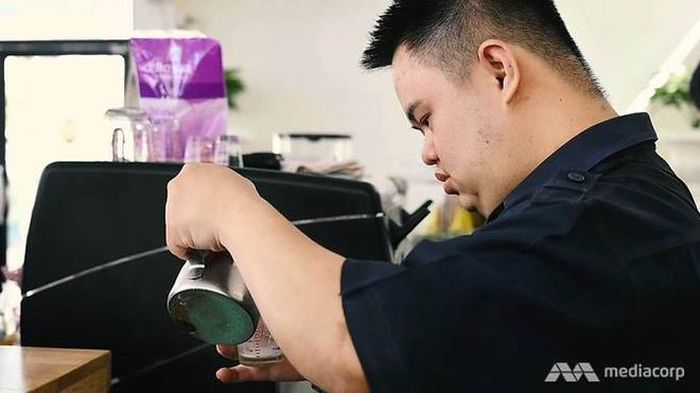 Nhiều khách hàng bày tỏ sự ủng hộ với công việc pha chế của Jin. 