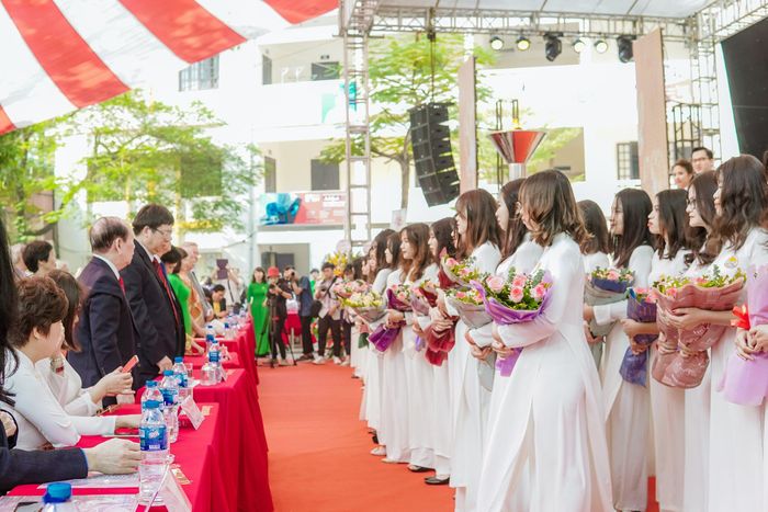 45 học sinh Trường Kim Liên tri ân các thế hệ thầy cô giáo trong lễ kỉ niệm 