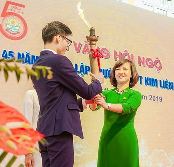 Học sinh Trường THPT Kim Liên thực hiện nghi thức rước đuốc truyền thống 