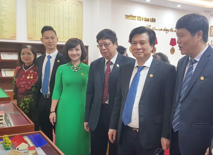  Thứ trưởng Nguyễn Hữu Độ tham quan phòng truyền thống của trường Kim Liên