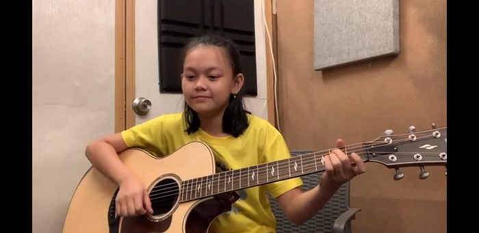 "Sao nhí" và cây đàn gây sốt
