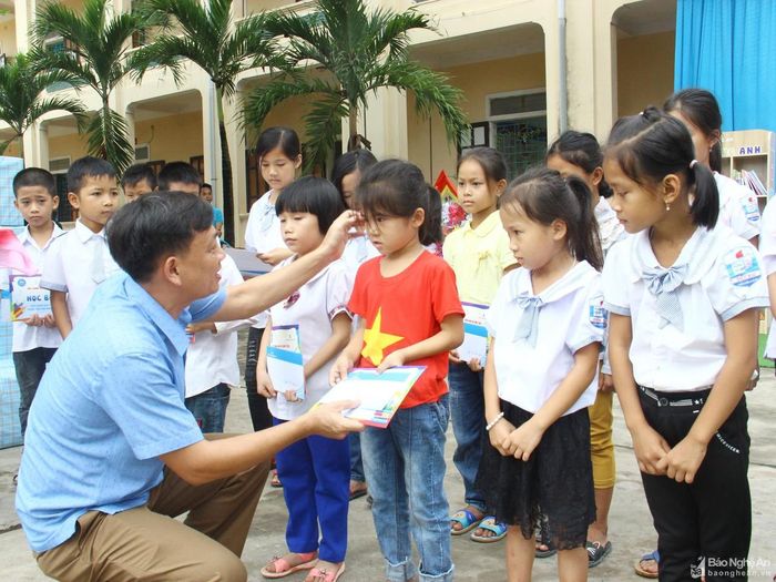 Đồng chí Trần Hữu Nghĩa - Phó Tổng Biên tập Báo Nghệ An trao tặng học bổng cho các học sinh có hoàn cảnh khó khăn. Ảnh tư liệu