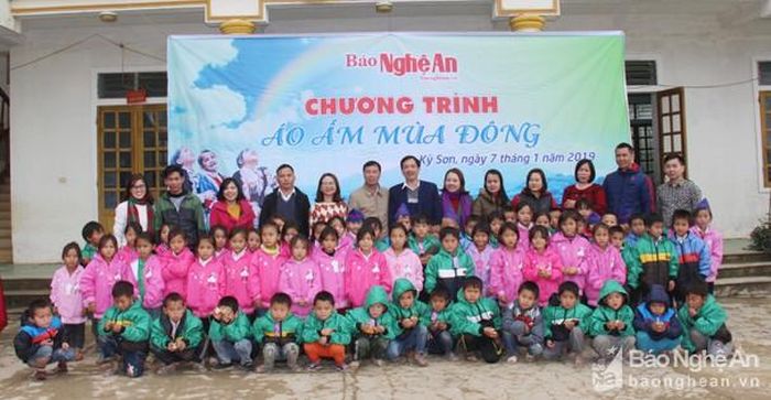 Công đoàn và Đoàn Thanh niên Báo Nghệ An tổ chức chương trình "Áo ấm mùa Đông" tại Trường Tiểu học Na Ngoi 2, xã Na Ngoi, huyện Kỳ Sơn. Ảnh tư liệu