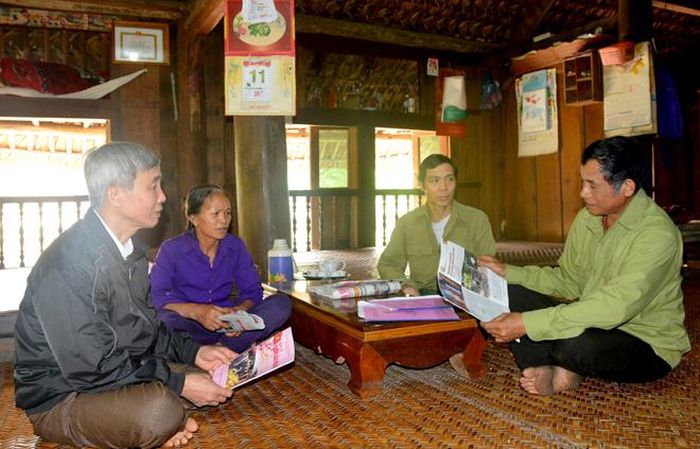 Cử tri xã Minh Quang (Chiêm Hóa) tìm hiểu thông tin phiên chất vấn.