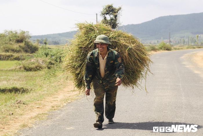 Cái nắng chói chang không làm gương mặt họ kém rạng rỡ. 