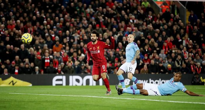 Lần lượt Fabinho, Mohamed Salah ghi tên lên bảng điện tử sau những cú dứt điểm không thể cản phá.