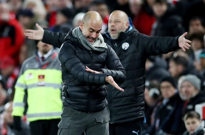 Ngoài đường biên, Pep Guardiola không còn giữ được bình tĩnh. Ông tiến về chỗ các trợ lý trọng tài, làm động tác như muốn nói rằng hậu vệ đội chủ nhà đã để bóng chạm tay rõ ràng. Miệng cựu thuyền trưởng Barca liên tục hét "lần thứ 2, lần thứ 2".