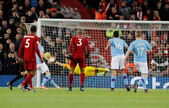 Bỏ qua những tranh cãi, Liverpool đã chọn đấu pháp hợp lý và có chiến thắng khá thuyết phục trước Man City. Đoàn quân của HLV Klopp chủ động nhường thế trận cho đối thủ và chỉ cần 2 pha lên bóng để ghi 2 bàn trong 13 phút đầu tiên.
