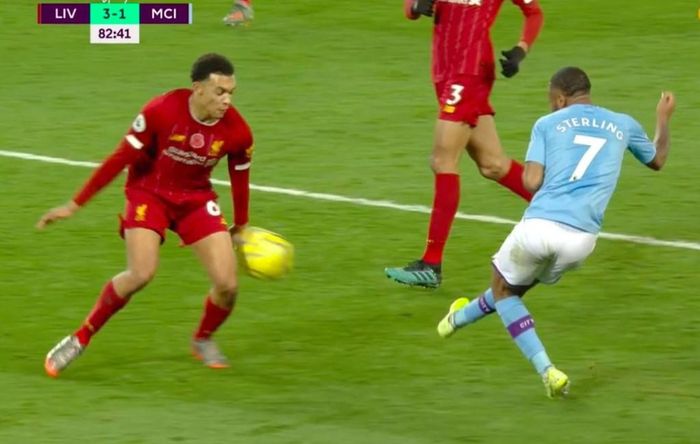 Phút 82, Alexander-Arnold để bóng chạm tay trong vùng cấm sau cú đá của Raheem Sterling. Tình huống diễn ra ngay trước mắt Michael Oliver nhưng trọng tài chính lại xua tay và cho trận đấu tiếp tục diễn ra. Ảnh: Sky Sports.