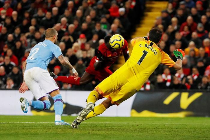 Trong khi đó, Liverpool lại tận dụng gần như tối đa cơ hội. Phút 51, Sadio Mane chạy chỗ đón quả tạt của Henderson rồi đánh đầu hạ gục thủ môn Claudio Bravo.