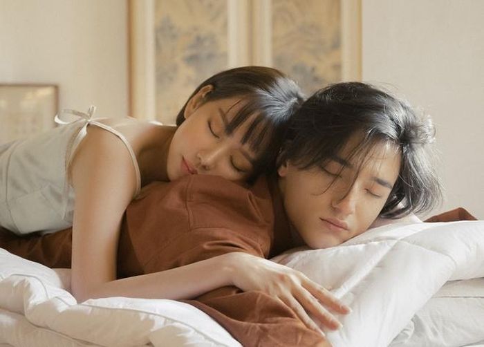 Nữ ca sĩ bên bạn diễn kém 11 tuổi.