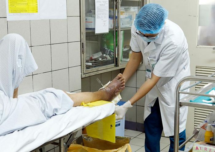  Bác sĩ chăm sóc bàn chân của bệnh nhân ĐTĐ bị biến chứng.