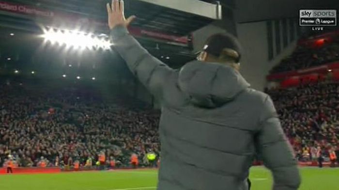 Klopp phản ứng trước camera man của Sky Sports