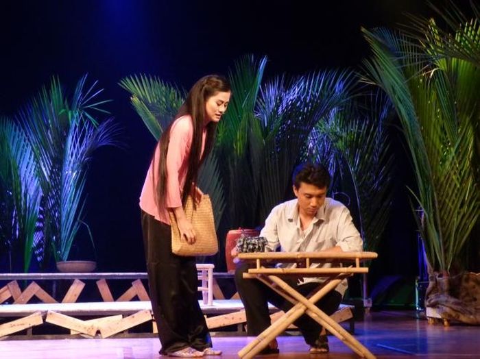 Công Danh (vai Hết) và Đoàn Thanh Phượng (vai Hoài) trong vở “Hiu hiu gió bấc”. Ảnh: H.K