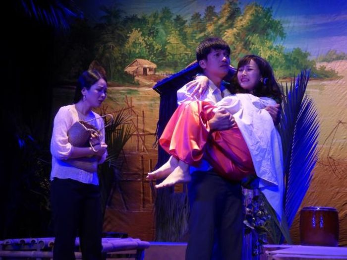 Diễm Phương (vai Bông), Quang Tuấn (vai Lương), Kỳ Thảo (vai cô giáo Thủy - góc trái) trong vở “Đò tình”. Ảnh: H.K