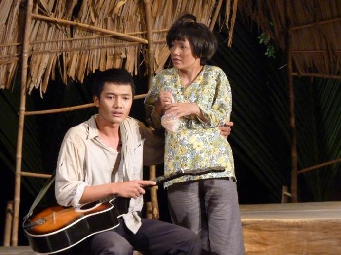 Quang Tuấn (vai Đời) và Ngọc Trinh (vai Bé Ba) trong vở “Đời như ý”. Ảnh: H.K