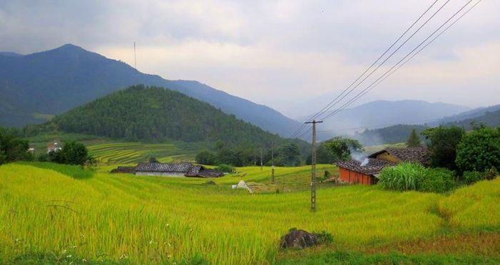 Khói lam chiều trên bản Sông Moóc A, xã Đồng Văn